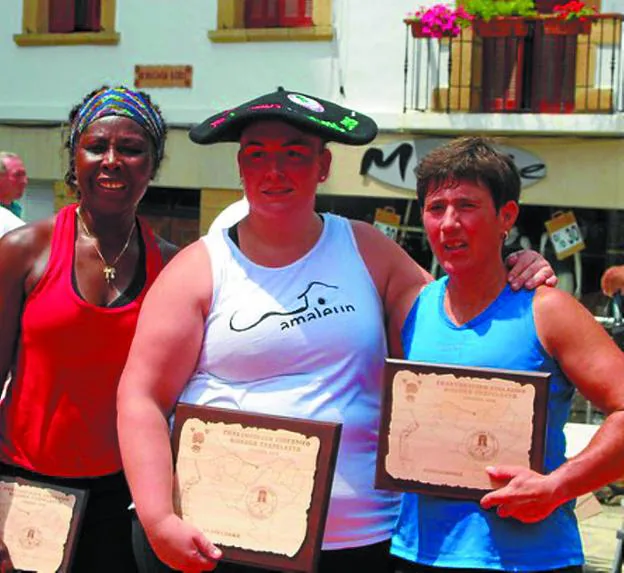 Nerea Sorondo con la txapela de campeona junto a sus rivales.