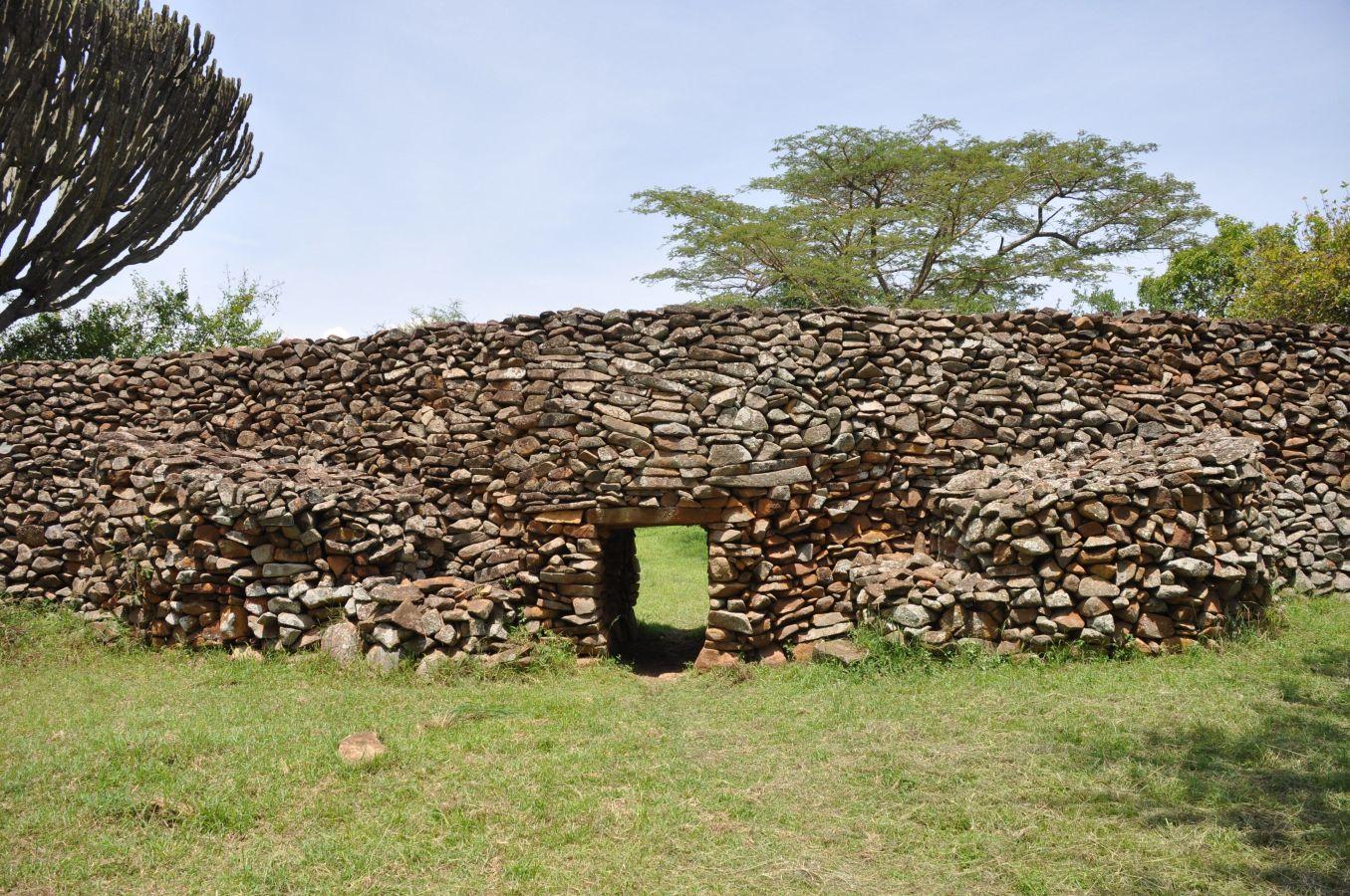 La entrada al recinto Kochieng en el sitio arqueológico de Thimlich Ohinga en Kenia .