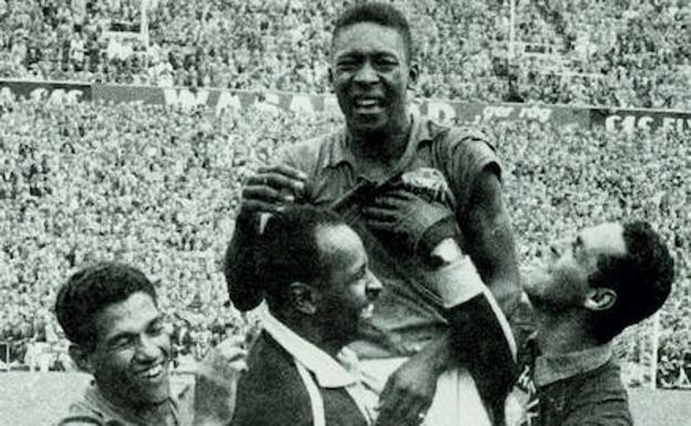 Pelé, aupado por sus compañeros tras la final entre Brasil y Suecia de 1958.