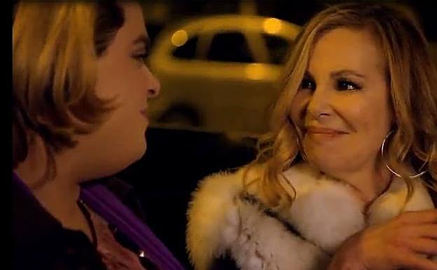 Ana Obregón participa en un capítulo de la segunda temporada de 'Paquita Salas' (2016-2018).