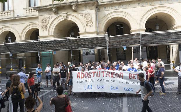 La concentración de este miércoles frente a la sede de la Diputación en San Sebastián.