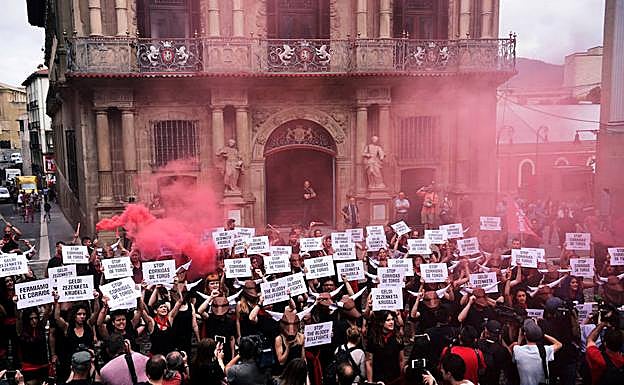 Galería. Protesta antitaurina en Pamplona un día antes del comienzo de la fiesta de San Fermín