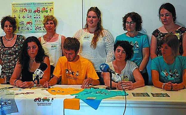 Miembros de Baztandarren Biltzarra Elkartea. 