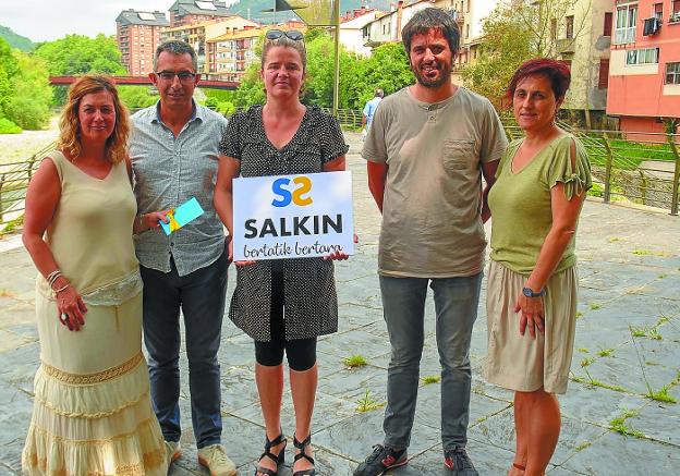 Naiara Lasarte, con el logotipo ganador, junto a Jon Zulueta, alcalde en funciones, y miembros de la asociación de comerciantes y hosteleros Salkin. 