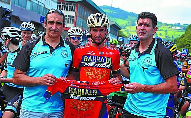 Un gran lamento. Ayerza, Izagirre y Olano en la concentración de Tolosa. 