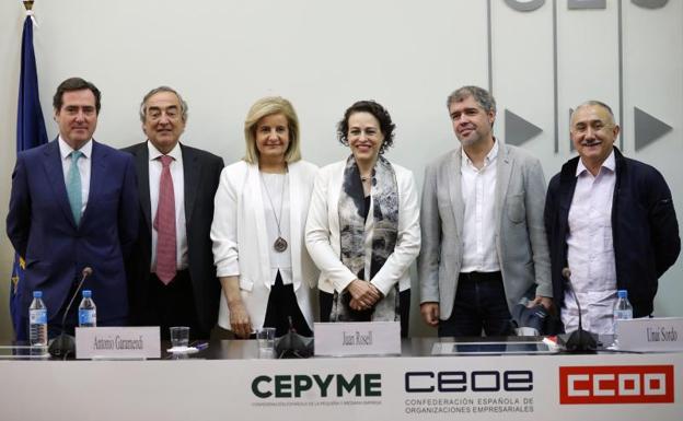 El presidente de Cepyme, Antonio Garamendi (i), el presidente de la CEOE Juan Rosell, la exministra de Empleo Fátima Bañez, la ministra de Trabajo Magdalena Valerio, el secretario general de CC OO Unai Sordo y el secretario general de UGT, Pepe Álvarez.