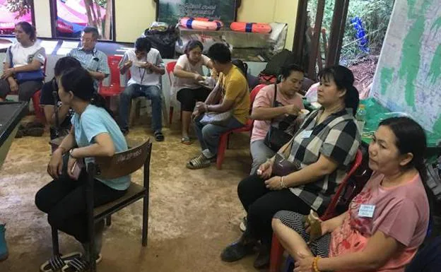 Los padres de los niños atrapados en la cueva de Tailandia esperan noticias sobre el rescate.