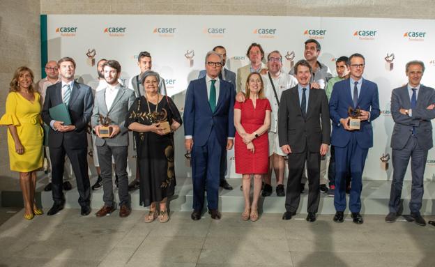 En la foto, la Presidenta del Congreso junto a los premiados, Ignacio Eyriès, Director General del Grupo Caser y Vicepresidente de la Fundación, y Juan Sitges Director de la Fundación Caser.