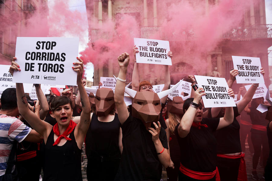 Las organizaciones animalistas Personas por el Trato Ético de los Animales (PETA) y AnimaNaturalis se han concentrado este jueves, víspera del comienzo de los Sanfermines, en una protesta antitaurina que ha tenido lugar en la plaza Consistorial, frente al Ayuntamiento de Pamplona.