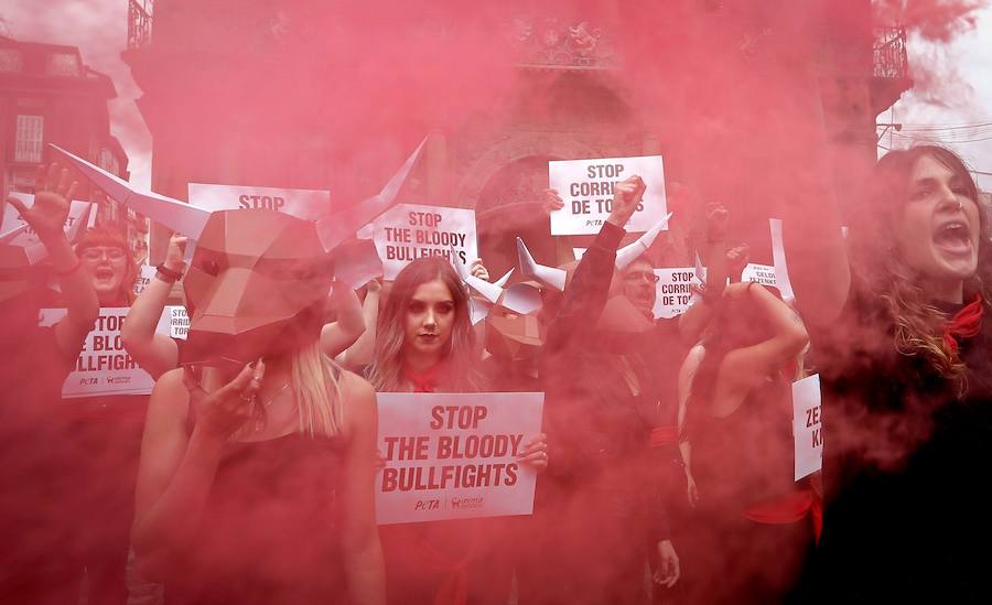 Las organizaciones animalistas Personas por el Trato Ético de los Animales (PETA) y AnimaNaturalis se han concentrado este jueves, víspera del comienzo de los Sanfermines, en una protesta antitaurina que ha tenido lugar en la plaza Consistorial, frente al Ayuntamiento de Pamplona.