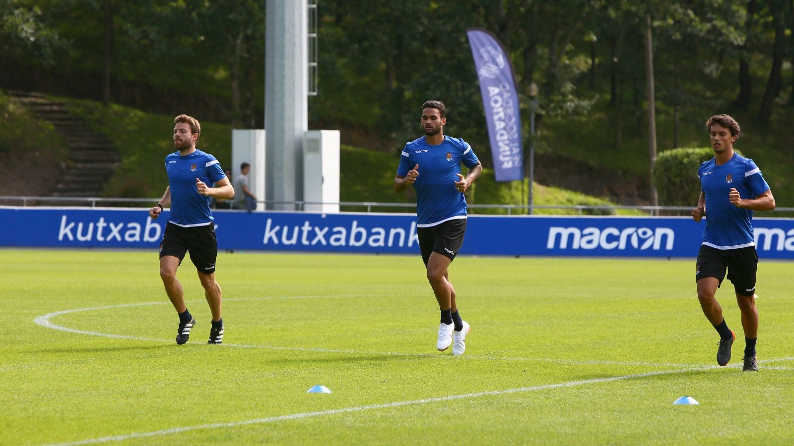 Después de la primera jornada de trabajo de ayer, el plantel ha cambiado las tornas y los que ayer realizaron las pruebas médicas en Policlínica han acudido a Zubieta.