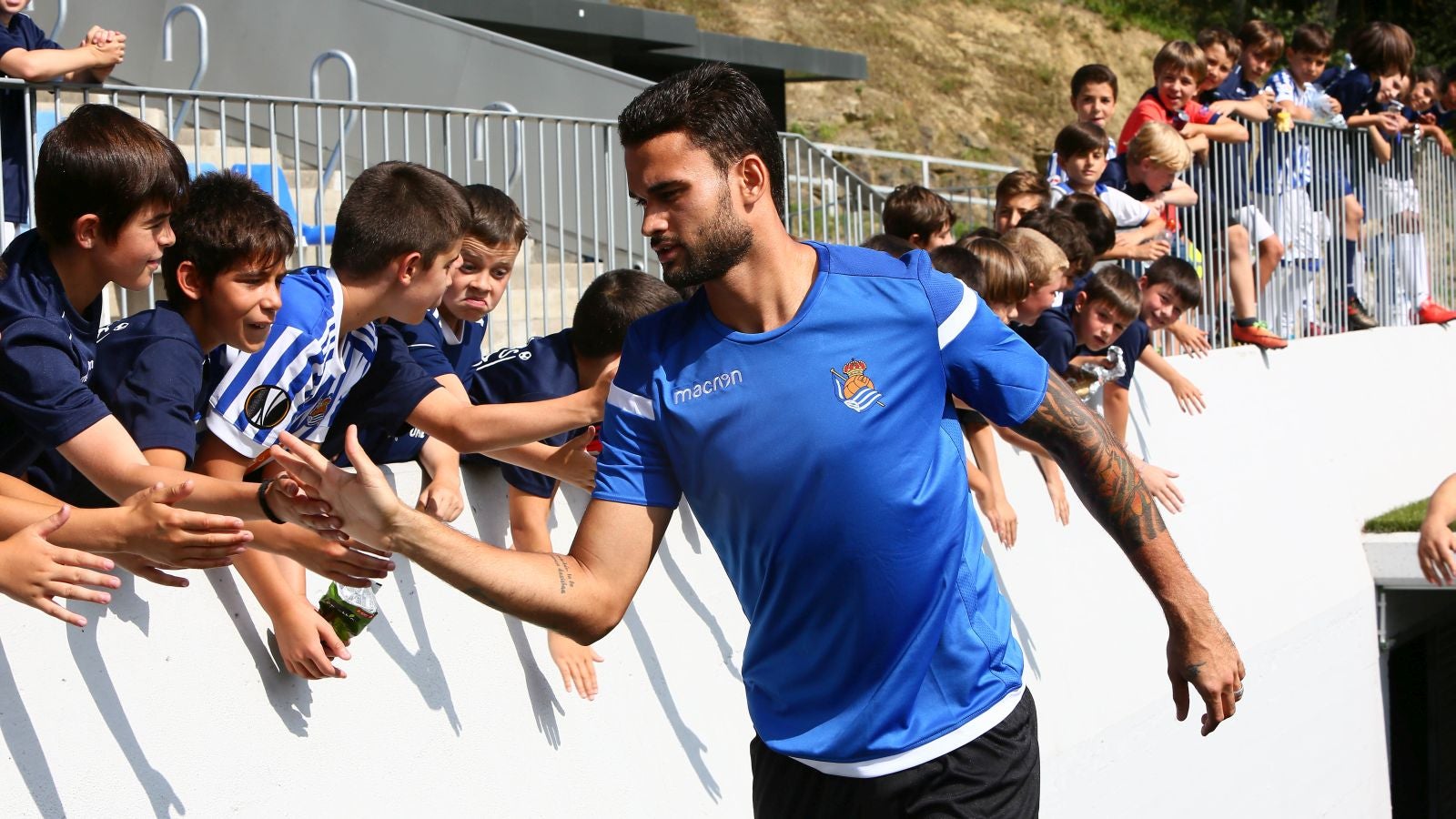 Después de la primera jornada de trabajo de ayer, el plantel ha cambiado las tornas y los que ayer realizaron las pruebas médicas en Policlínica han acudido a Zubieta.