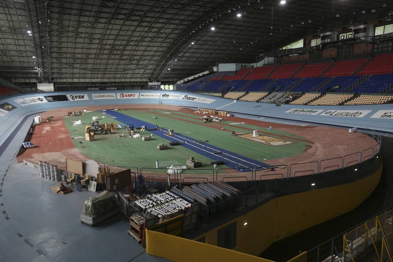 Los operarios ya están trabajando en la pista cubierta donostiarra. El color azul será el protagonista en esta instalación. 