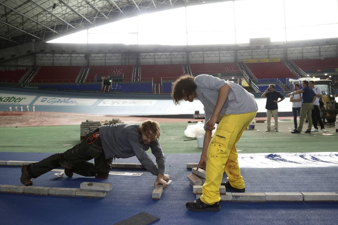 Los operarios ya están trabajando en la pista cubierta donostiarra. El color azul será el protagonista en esta instalación. 