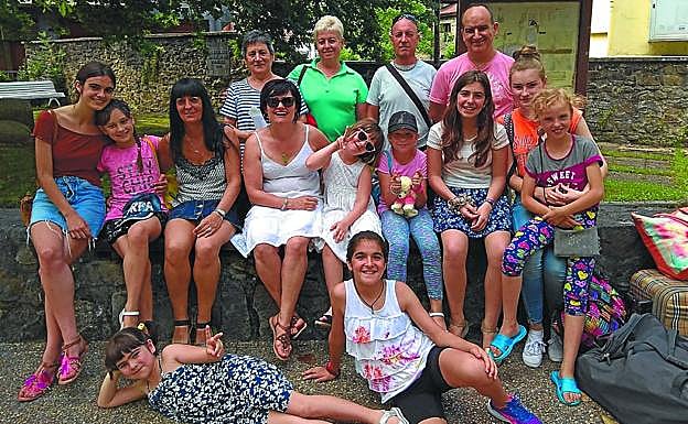 Las niñas bielorrusas con sus familias de acogida. 
