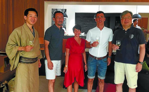 Iñigo Manterola con algunos de sus clientes en su reciente viaje a Japón. 