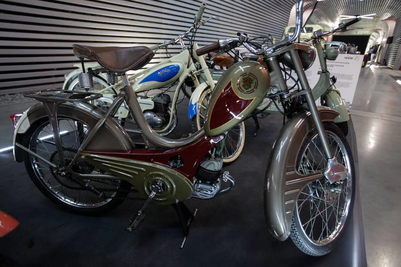 BH: La fábrica de bicicletas BH fabricó entre el 56 y el 62 un robusto ciclomotor de diseño propio y motor francés Mistral fabricado bajo licencia. Provenientes de Eibar, con posteridad pasaron a Vitoria como muchas otras industrias del valle de Deba.