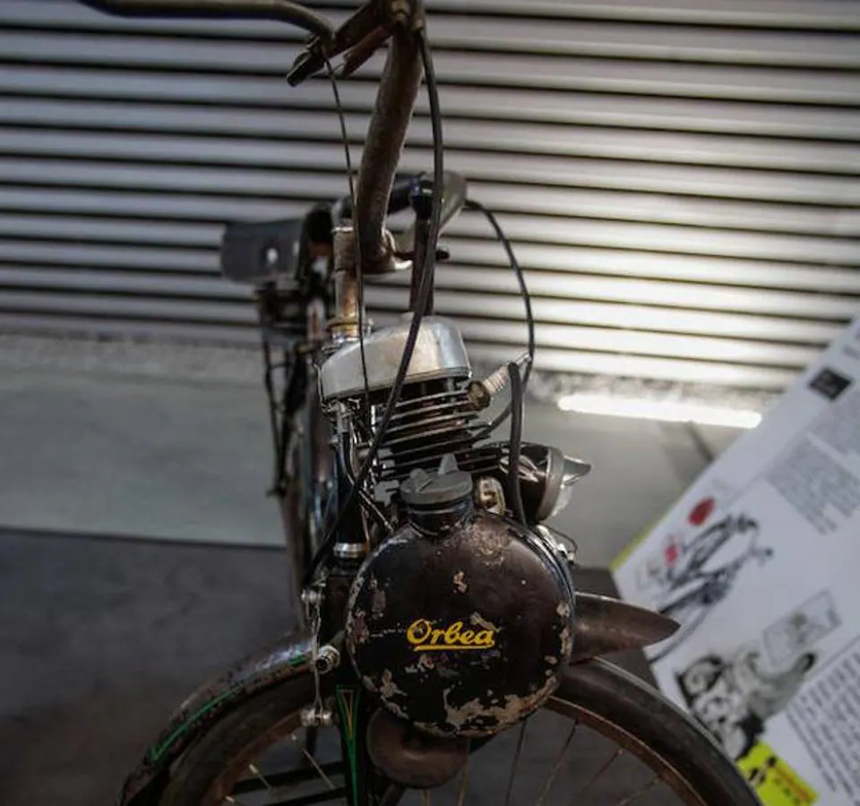 VeloSolex Orbea: Fundada en 1930, la firma Orbea apostó por complementar la fabricación de bicicletas con la de motocilcetas. En los años cincuentas y a través de un acuerdo con la francesa Solex llevó a cabo esta bicicleta con motor de rodillo que actuaba sobre la rueda delantera.