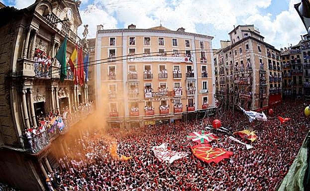 La gente disfruta de las fiestas.