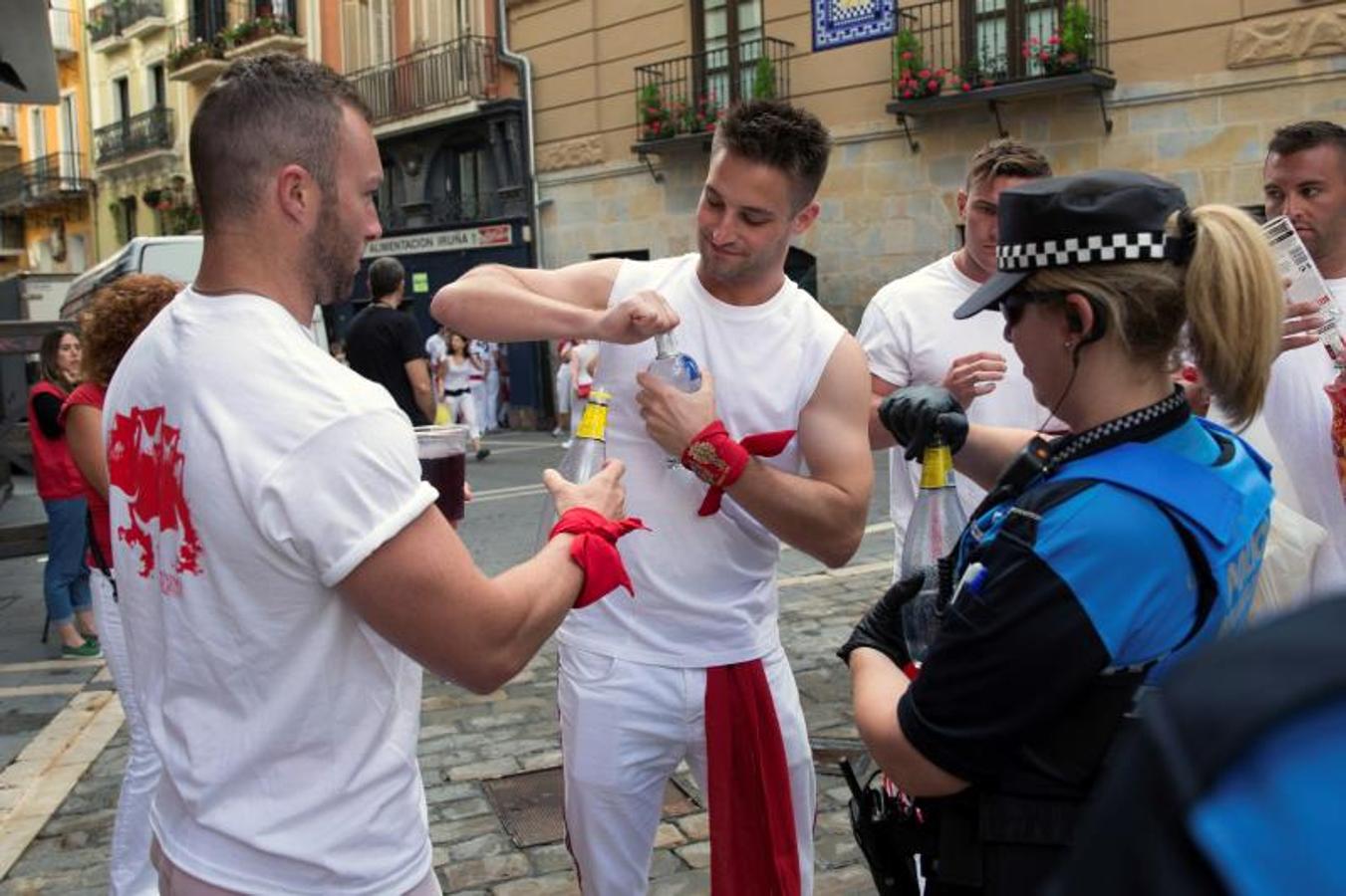 La capital navarra se prepara para vivir su fiesta más grande, los sanfermines, que arrancarán con el tradicional chupinazo desde la plaza del Ayuntamiento