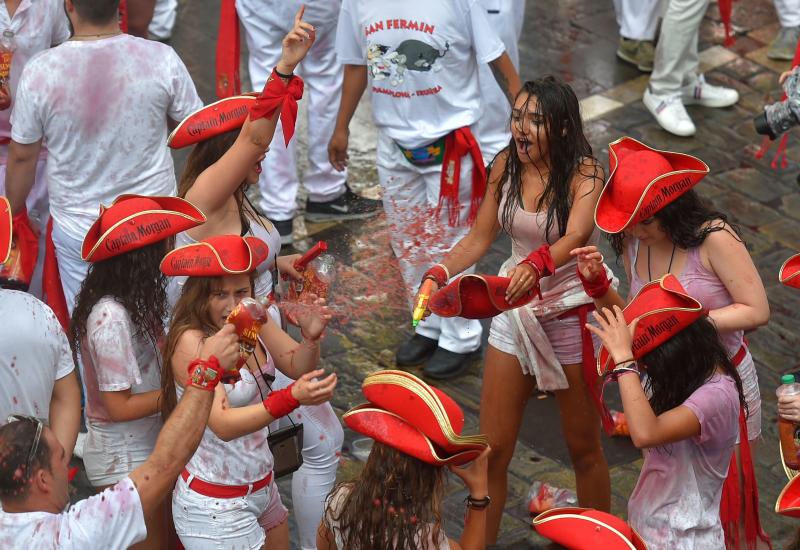 La capital navarra se prepara para vivir su fiesta más grande, los sanfermines, que arrancarán con el tradicional chupinazo desde la plaza del Ayuntamiento