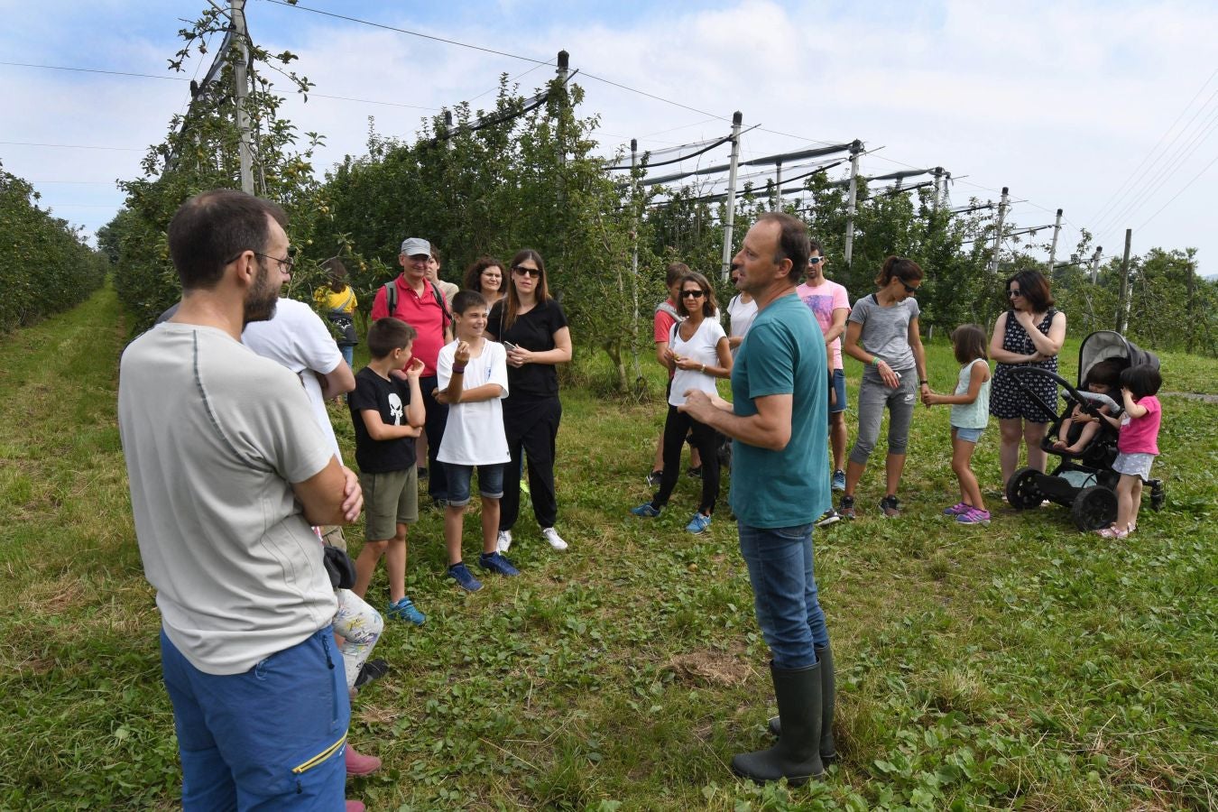 «Ongi etorri baserrira!» es una iniciativa de puertas abiertas que permite visitar caseríos guipuzcoanos y ver cómo es su día a día trabajando