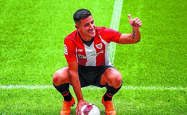 Yuri posa sonriente ayer en el césped de San Mamés. 