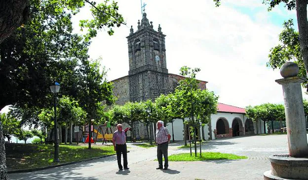 Dos vecinos junto al templo parroquial de Gabiria. 