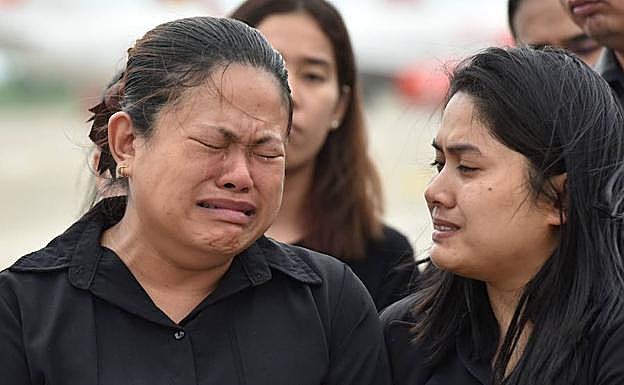 Familiares del rescatador fallecido en la cueva de Tailandia. 