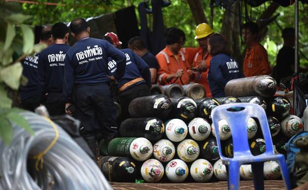 Material de rescate en el exterior de la cueva. 
