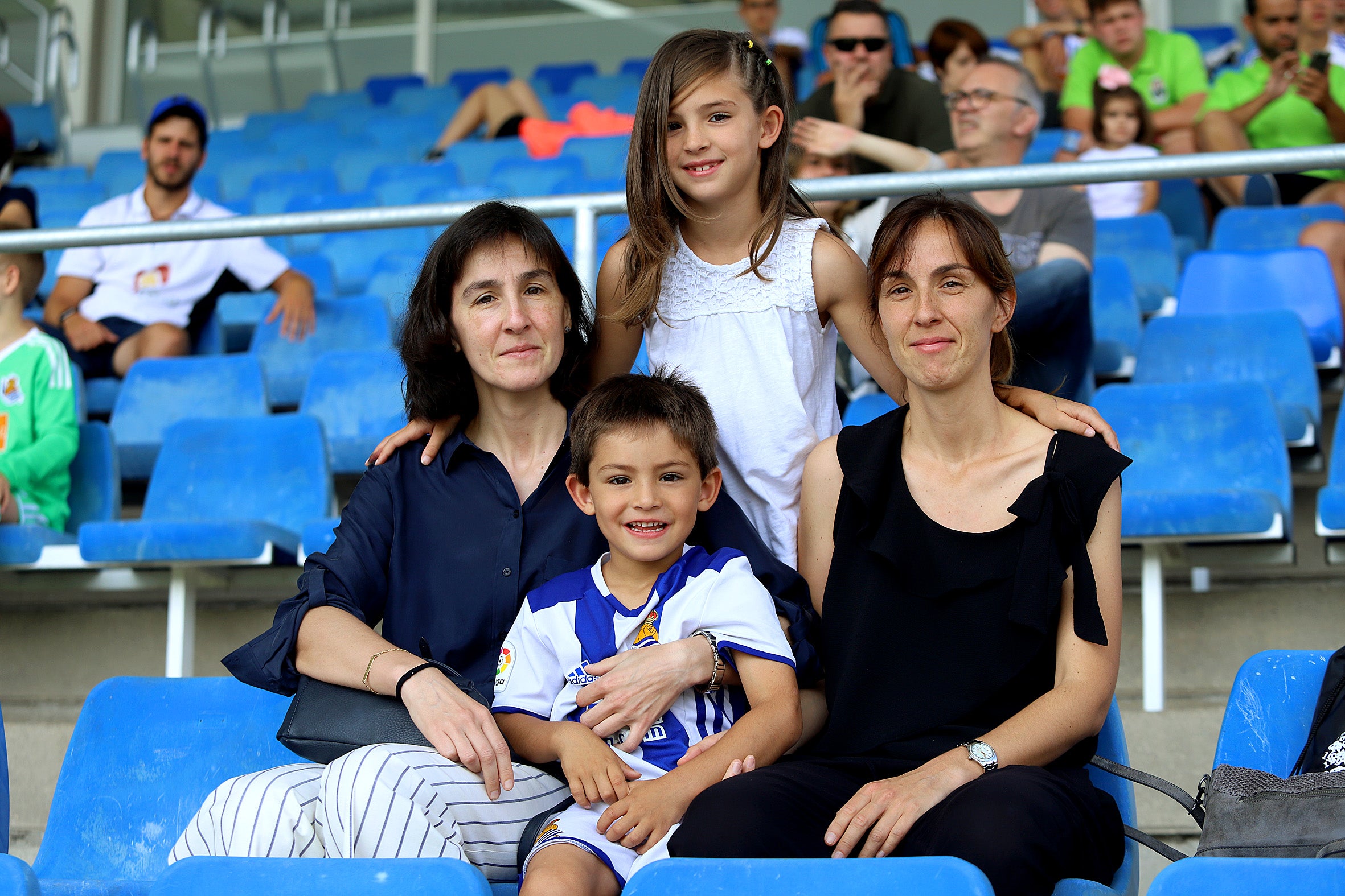 Bakarne, Ibai, Ane y Alaitz, en las gradas de Zubieta.