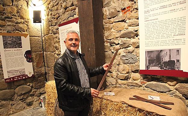 Xabier Kerexeta, eskuetan San Telmoko kana duela.