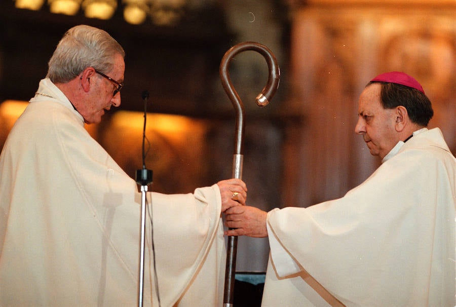José María Setién entrega el baculo a Juan María Uriarte, durante la ceremonia de toma de posesión del segundo como nuevo obispo de San Sebastián, en el año 2000.