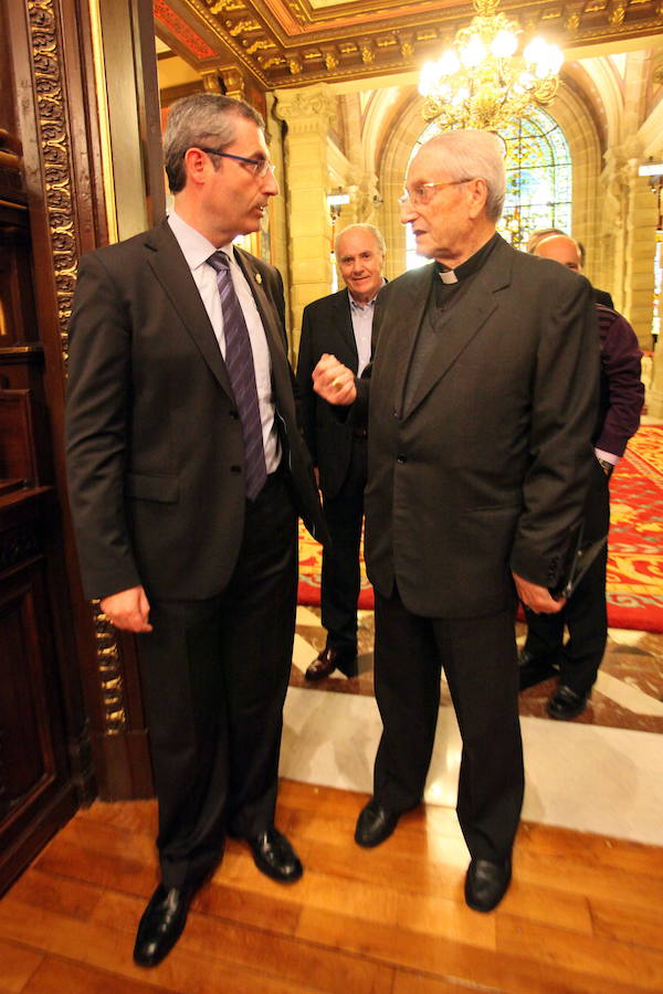 Presentación en 2011 de los dos últimos tomos de la voluminosa obra escrita por José María Setién durante un acto celebrado en el salón del trono de la sede foral con el diputado general de Gipuzkoa, Markel Olano.