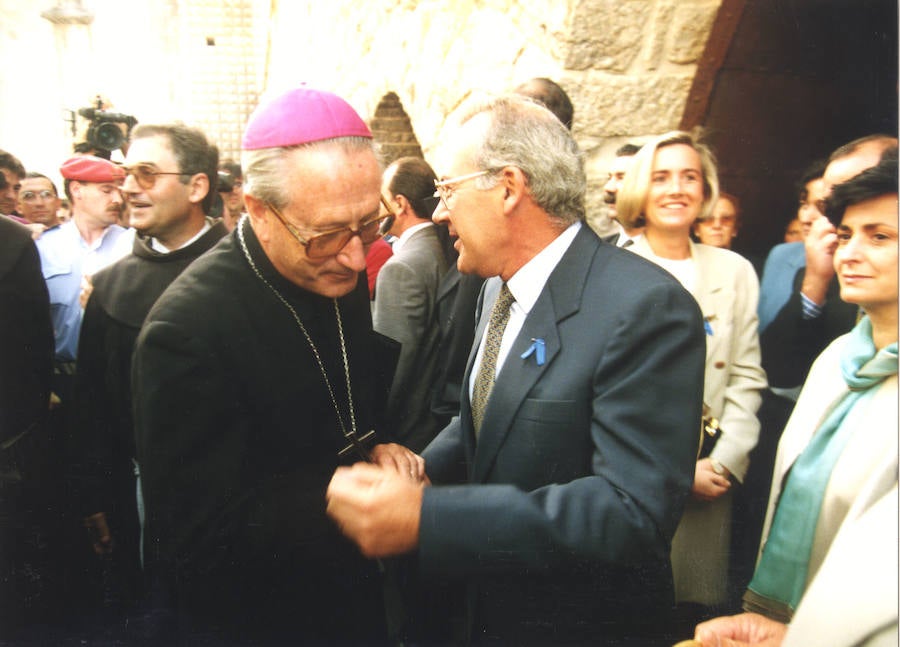El exlehendakari José Antonio Ardanza conversa con José María Setién en la festividad de Aranzazu de 1995.