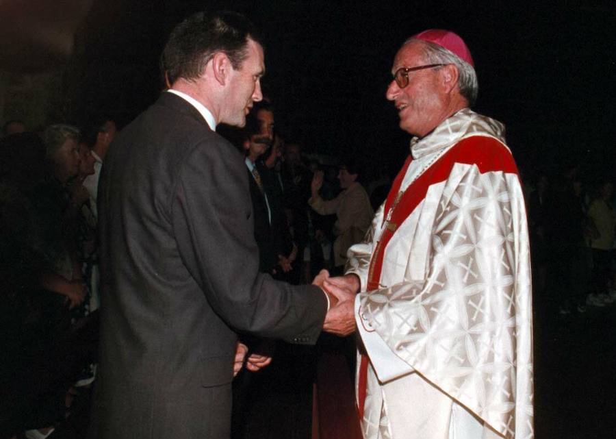 El exlehendakari Juan José Ibarretxe saluda al obispo Setién al finalizar la misa celebrada en la basilica de Aranzazu en 1999.