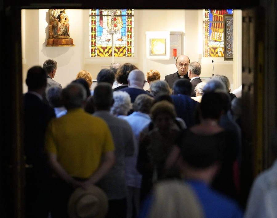El lehendakari, Iñigo Urkullu, ha visitado este martes por la tarde la capilla ardiente del obispo emérito de San Sebastián, José María Setién, instalada en la catedral del Buen Pastor, donde mañana al mediodía se celebrará también el funeral. También han acudido representantes del mundo de la política, la sociedad y la cultura, al igual que ciudadanos que han querido dar su último adiós al prelado.