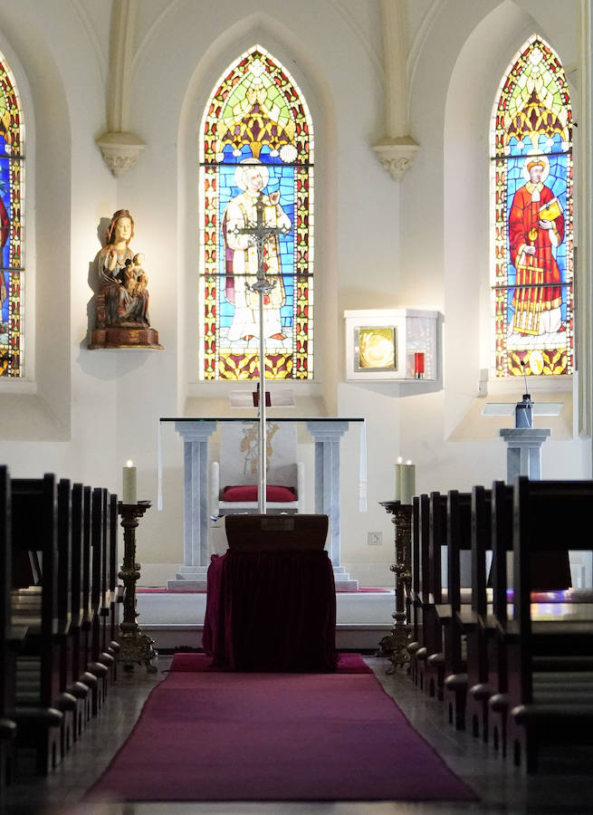 El lehendakari, Iñigo Urkullu, ha visitado este martes por la tarde la capilla ardiente del obispo emérito de San Sebastián, José María Setién, instalada en la catedral del Buen Pastor, donde mañana al mediodía se celebrará también el funeral. También han acudido representantes del mundo de la política, la sociedad y la cultura, al igual que ciudadanos que han querido dar su último adiós al prelado.