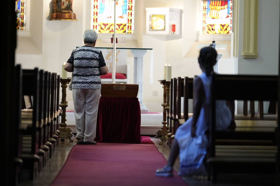 El lehendakari, Iñigo Urkullu, ha visitado este martes por la tarde la capilla ardiente del obispo emérito de San Sebastián, José María Setién, instalada en la catedral del Buen Pastor, donde mañana al mediodía se celebrará también el funeral. También han acudido representantes del mundo de la política, la sociedad y la cultura, al igual que ciudadanos que han querido dar su último adiós al prelado.