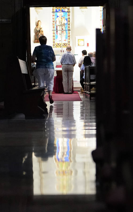 El lehendakari, Iñigo Urkullu, ha visitado este martes por la tarde la capilla ardiente del obispo emérito de San Sebastián, José María Setién, instalada en la catedral del Buen Pastor, donde mañana al mediodía se celebrará también el funeral. También han acudido representantes del mundo de la política, la sociedad y la cultura, al igual que ciudadanos que han querido dar su último adiós al prelado.