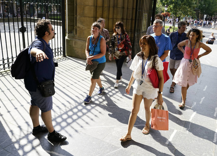 El lehendakari, Iñigo Urkullu, ha visitado este martes por la tarde la capilla ardiente del obispo emérito de San Sebastián, José María Setién, instalada en la catedral del Buen Pastor, donde mañana al mediodía se celebrará también el funeral. También han acudido representantes del mundo de la política, la sociedad y la cultura, al igual que ciudadanos que han querido dar su último adiós al prelado.