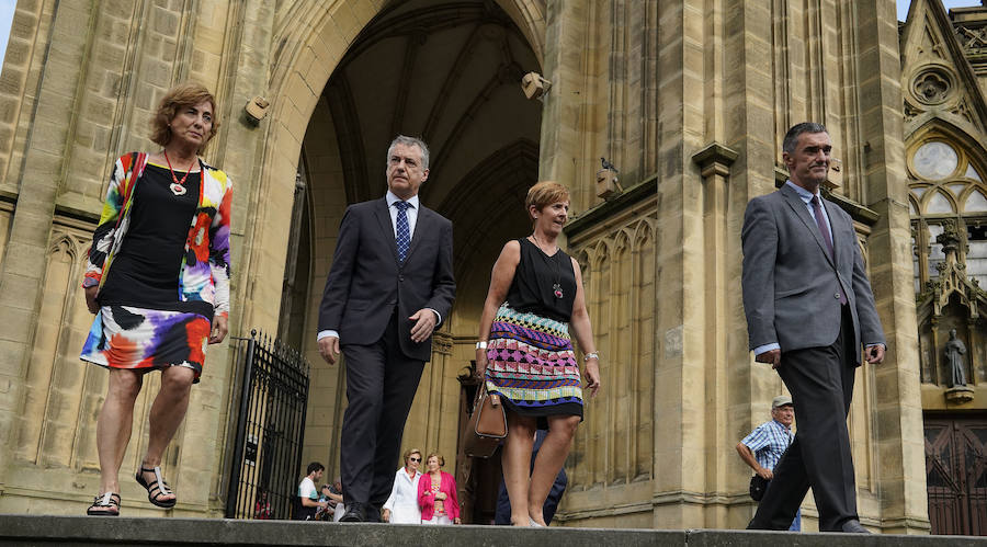 El lehendakari, Iñigo Urkullu, ha visitado este martes por la tarde la capilla ardiente del obispo emérito de San Sebastián, José María Setién, instalada en la catedral del Buen Pastor, donde mañana al mediodía se celebrará también el funeral. También han acudido representantes del mundo de la política, la sociedad y la cultura, al igual que ciudadanos que han querido dar su último adiós al prelado.