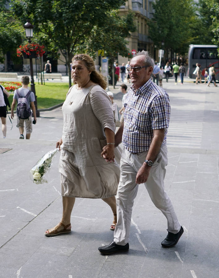 El lehendakari, Iñigo Urkullu, ha visitado este martes por la tarde la capilla ardiente del obispo emérito de San Sebastián, José María Setién, instalada en la catedral del Buen Pastor, donde mañana al mediodía se celebrará también el funeral. También han acudido representantes del mundo de la política, la sociedad y la cultura, al igual que ciudadanos que han querido dar su último adiós al prelado.