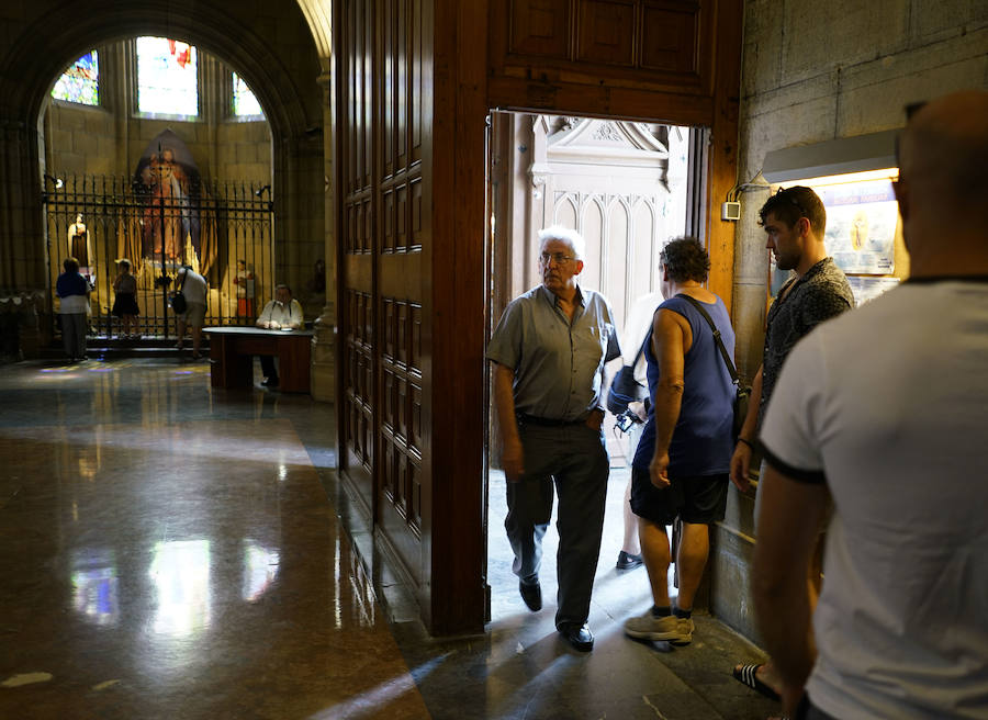 El lehendakari, Iñigo Urkullu, ha visitado este martes por la tarde la capilla ardiente del obispo emérito de San Sebastián, José María Setién, instalada en la catedral del Buen Pastor, donde mañana al mediodía se celebrará también el funeral. También han acudido representantes del mundo de la política, la sociedad y la cultura, al igual que ciudadanos que han querido dar su último adiós al prelado.