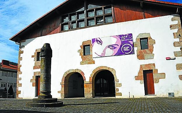 Liburutegia. Anduaga Etxeko beheko solairuan. 