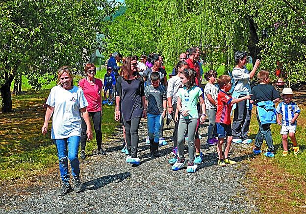 Bidania. Familia ugari gerturatu ziren Bidaniara eta haurrek ederki pasa zuten oiloak gertutik ikusten. 