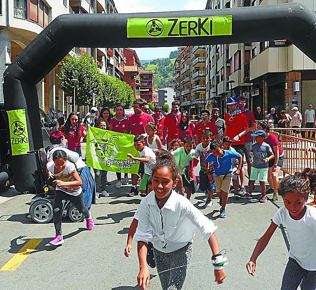 Saharauis. La organización cerró la prueba con una vuelta.