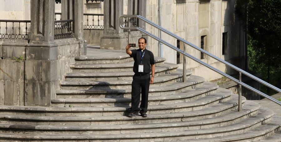 Los decanos de las universidades de la Compañia de Jesús que estos días están reunidos en Bilbao en su asamblea mundial visitan la Basílica de Loiola. Además, los académicos han visitado la casa de Iñigo de Loiola fundador de los Jesuitas. 