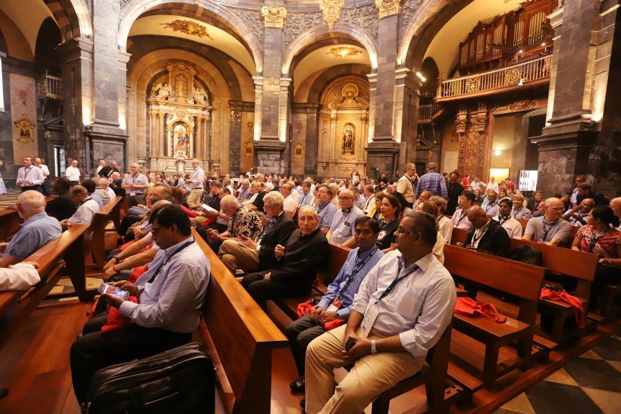 Los decanos de las universidades de la Compañia de Jesús que estos días están reunidos en Bilbao en su asamblea mundial visitan la Basílica de Loiola. Además, los académicos han visitado la casa de Iñigo de Loiola fundador de los Jesuitas. 