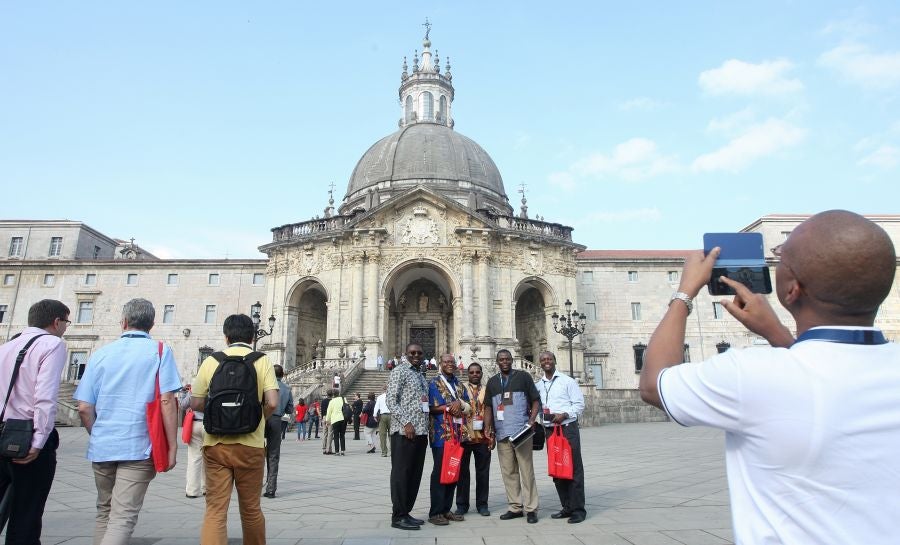 Los decanos de las universidades de la Compañia de Jesús que estos días están reunidos en Bilbao en su asamblea mundial visitan la Basílica de Loiola. Además, los académicos han visitado la casa de Iñigo de Loiola fundador de los Jesuitas. 